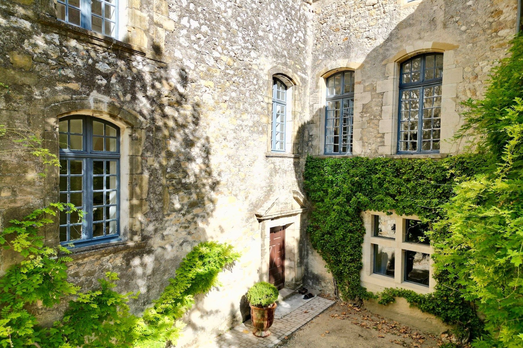 castle 15 Rooms for sale on UZES (30700)