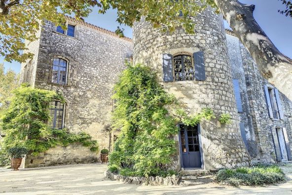 Vente Château Uzès 15 Pièces 880 m²