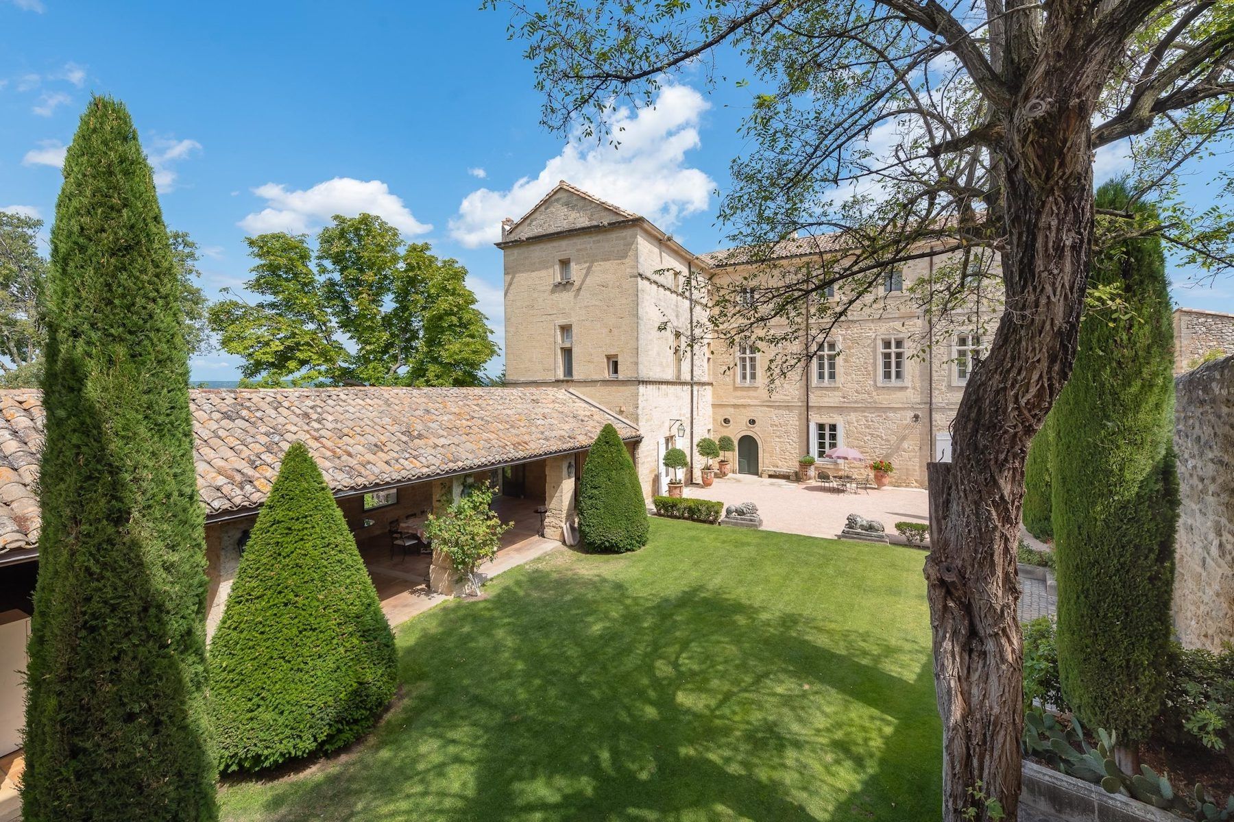 castle 9 Rooms for seasonal rent on UZES (30700)