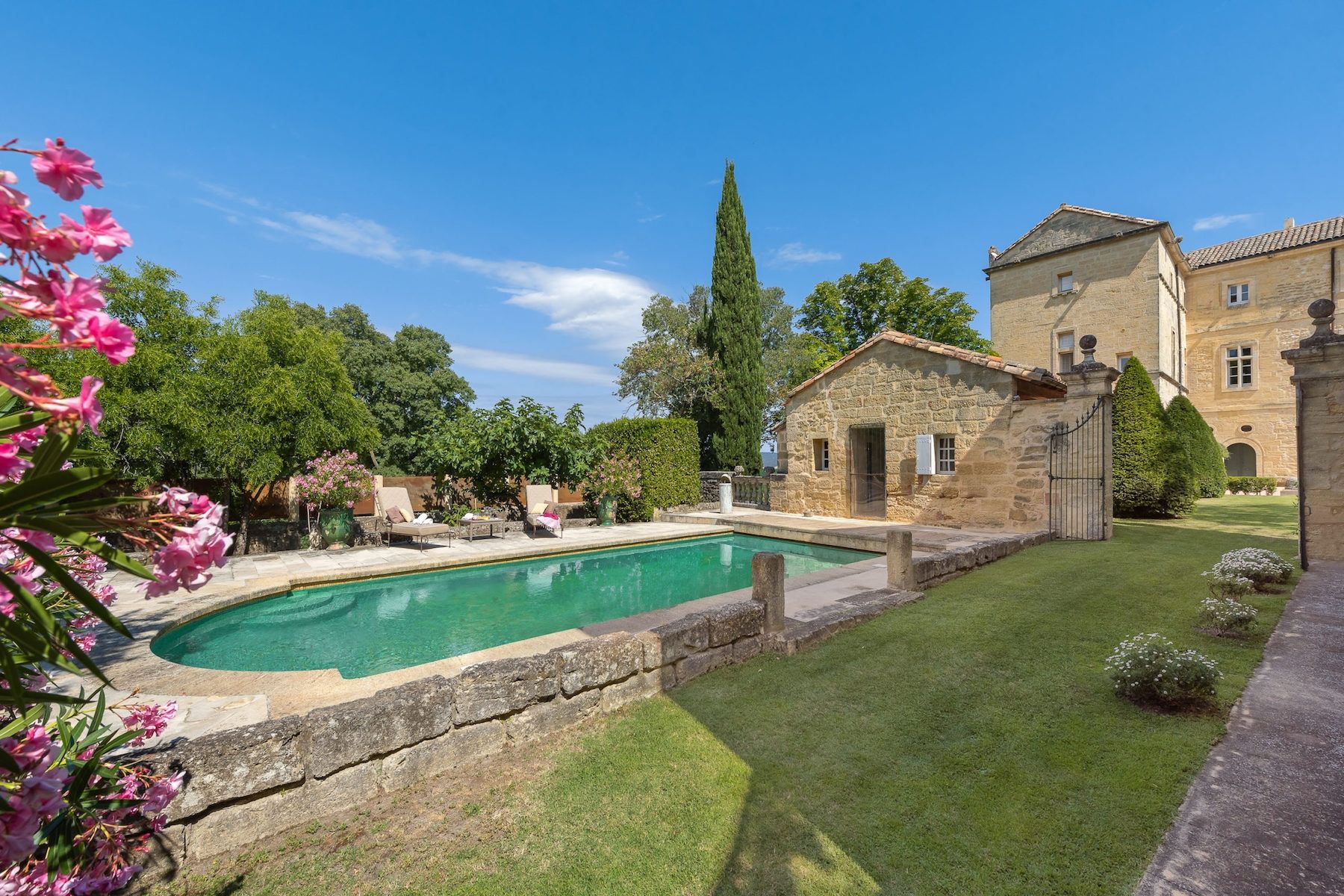 castle 9 Rooms for seasonal rent on UZES (30700)