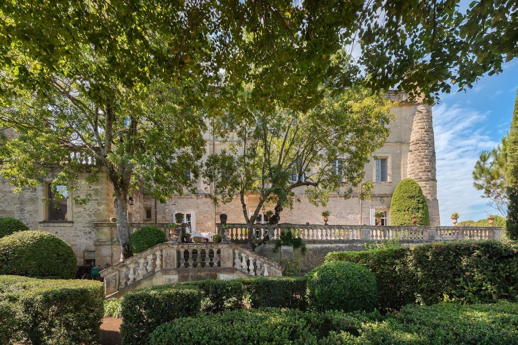 castle 9 Rooms for seasonal rent on UZES (30700)