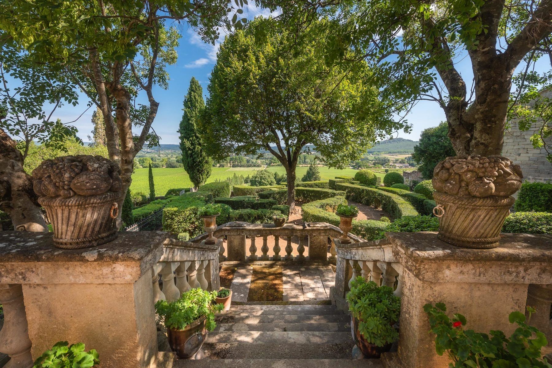 castle 9 Rooms for seasonal rent on UZES (30700)