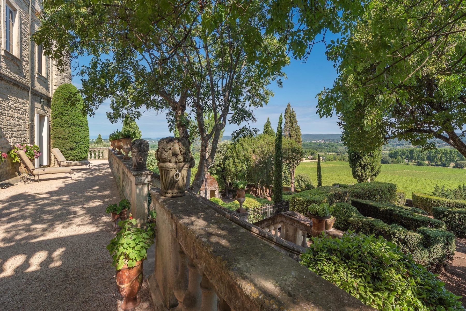 castle 9 Rooms for seasonal rent on UZES (30700)