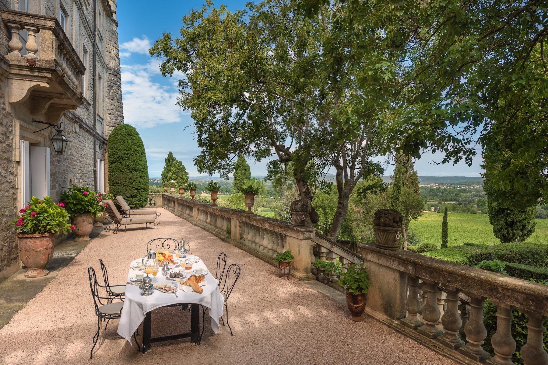 castle 9 Rooms for seasonal rent on UZES (30700)