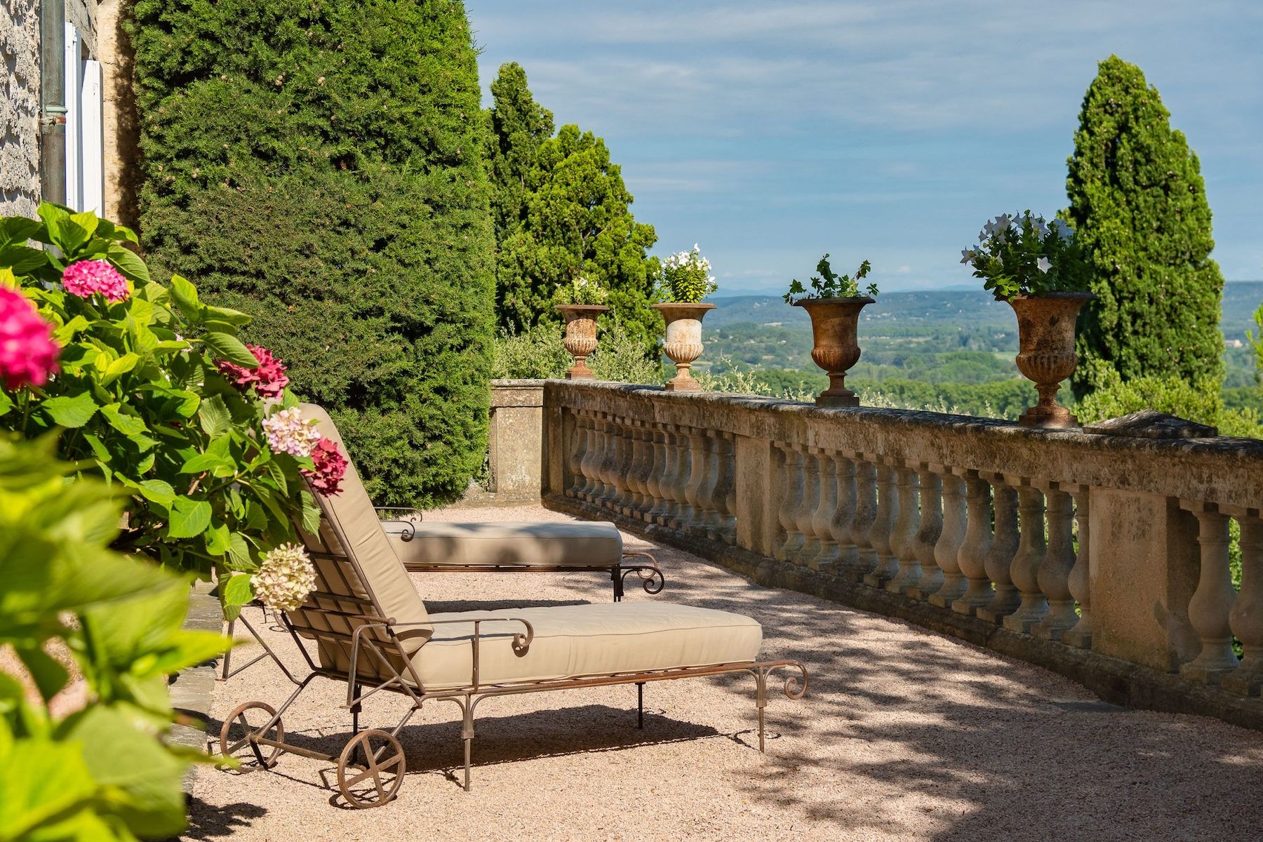 castle 9 Rooms for seasonal rent on UZES (30700)