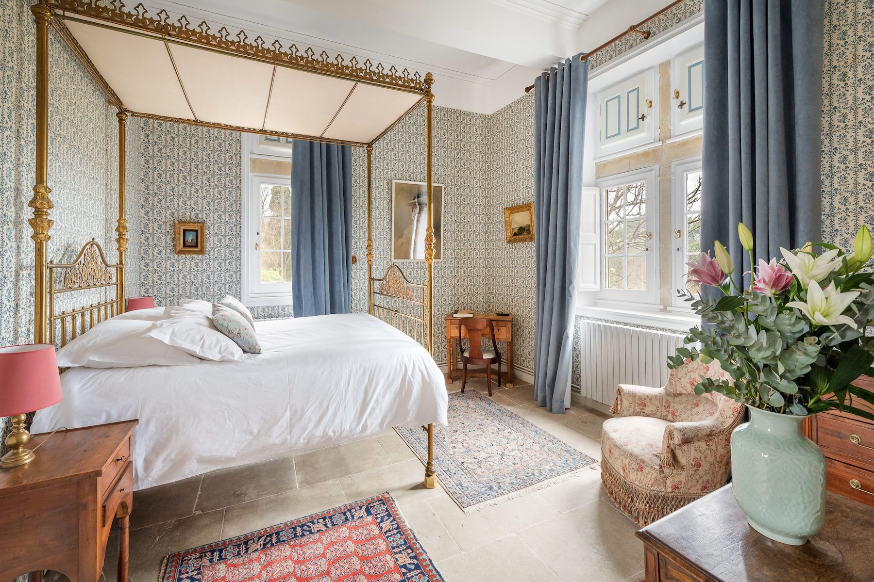 castle 9 Rooms for seasonal rent on UZES (30700)