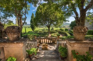 château 9 Pièces en location saisonnière sur UZES (30700)