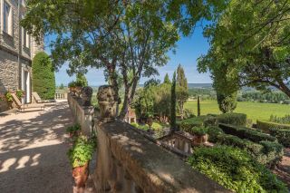 château 9 Pièces en location saisonnière sur UZES (30700)
