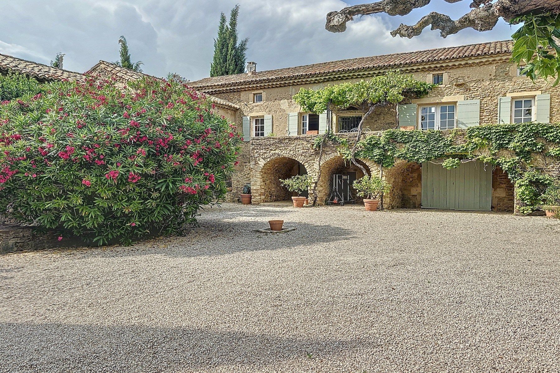 maison 10 Pièces en vente sur UZES (30700)