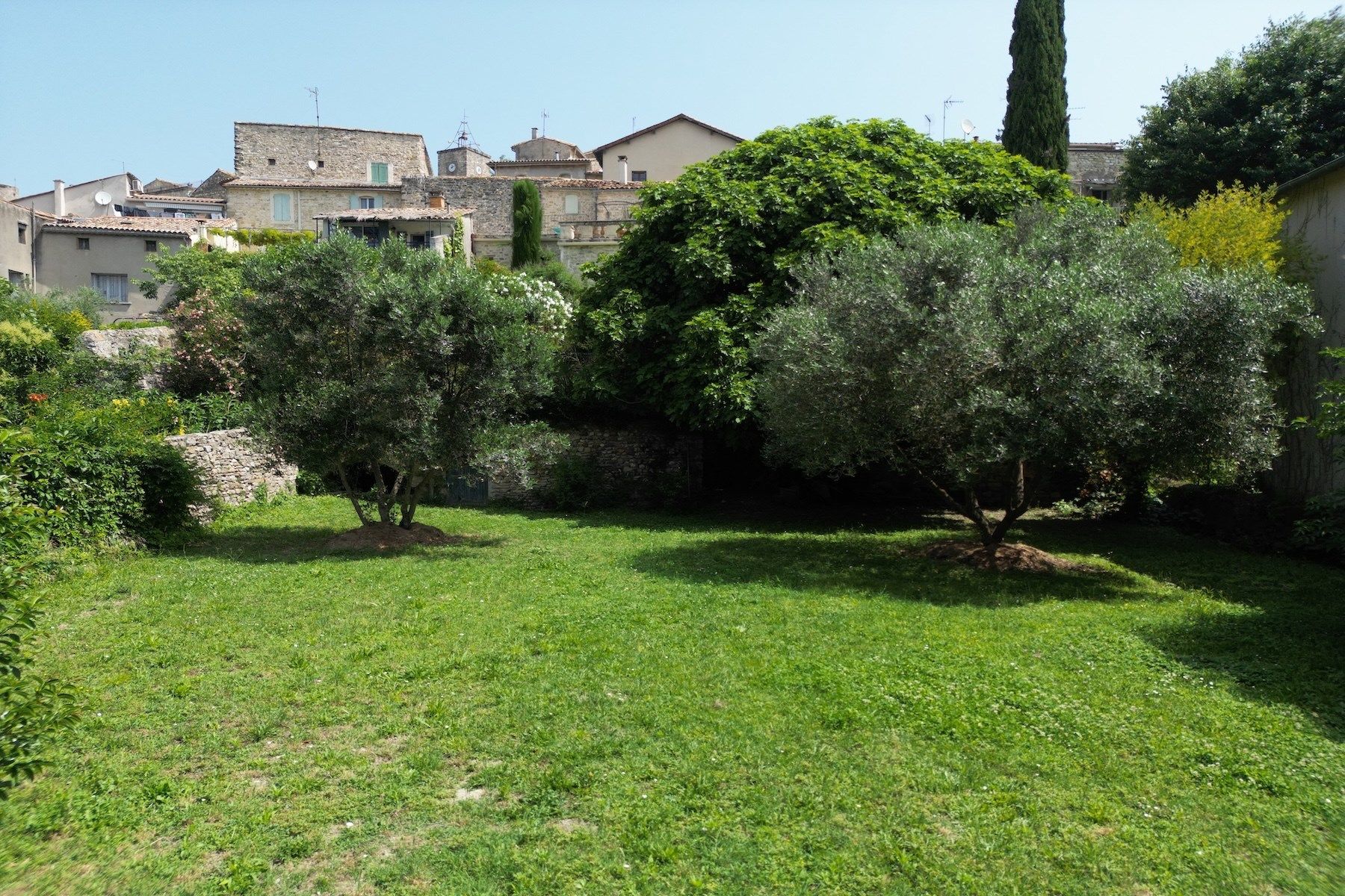 house 8 Rooms for sale on UZES (30700)