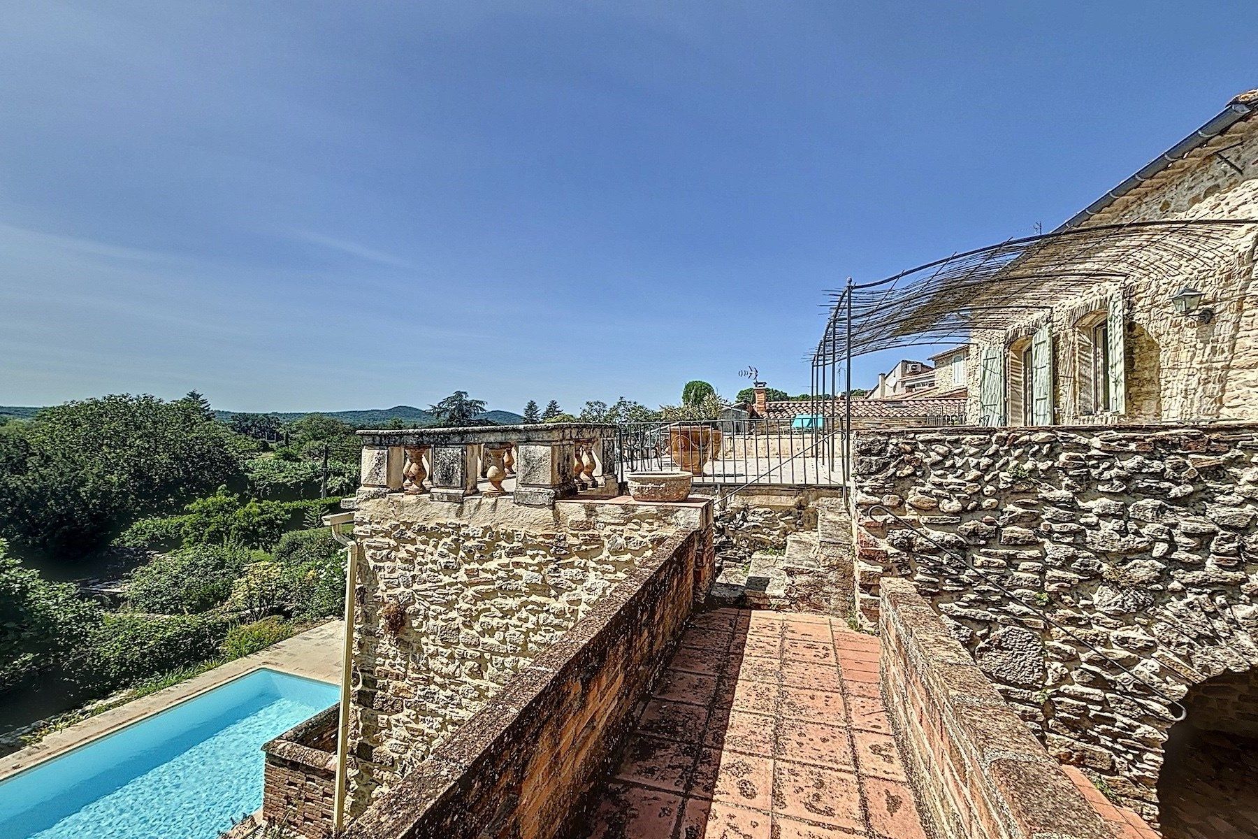 house 8 Rooms for sale on UZES (30700)