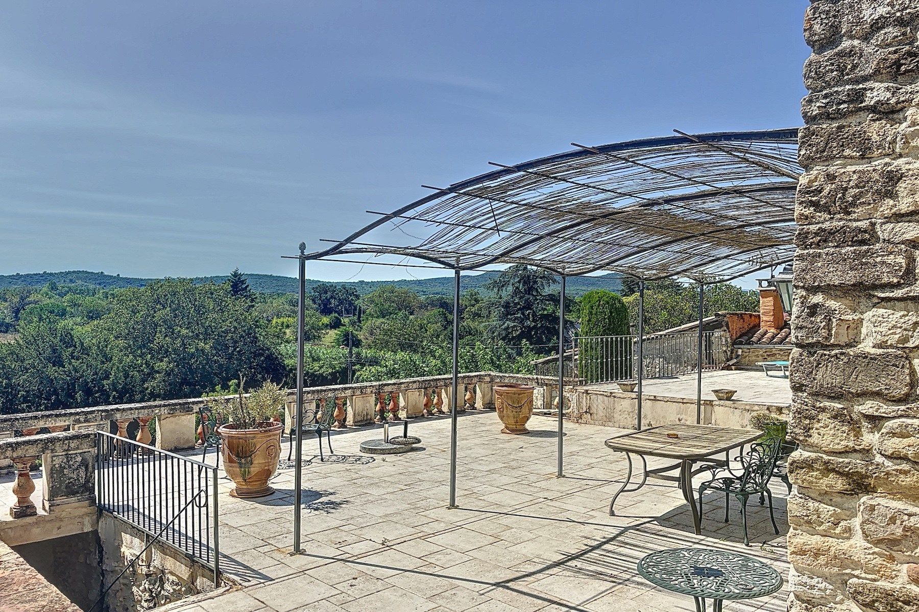 house 8 Rooms for sale on UZES (30700)
