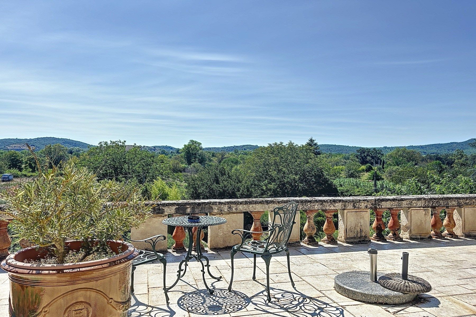 house 8 Rooms for sale on UZES (30700)
