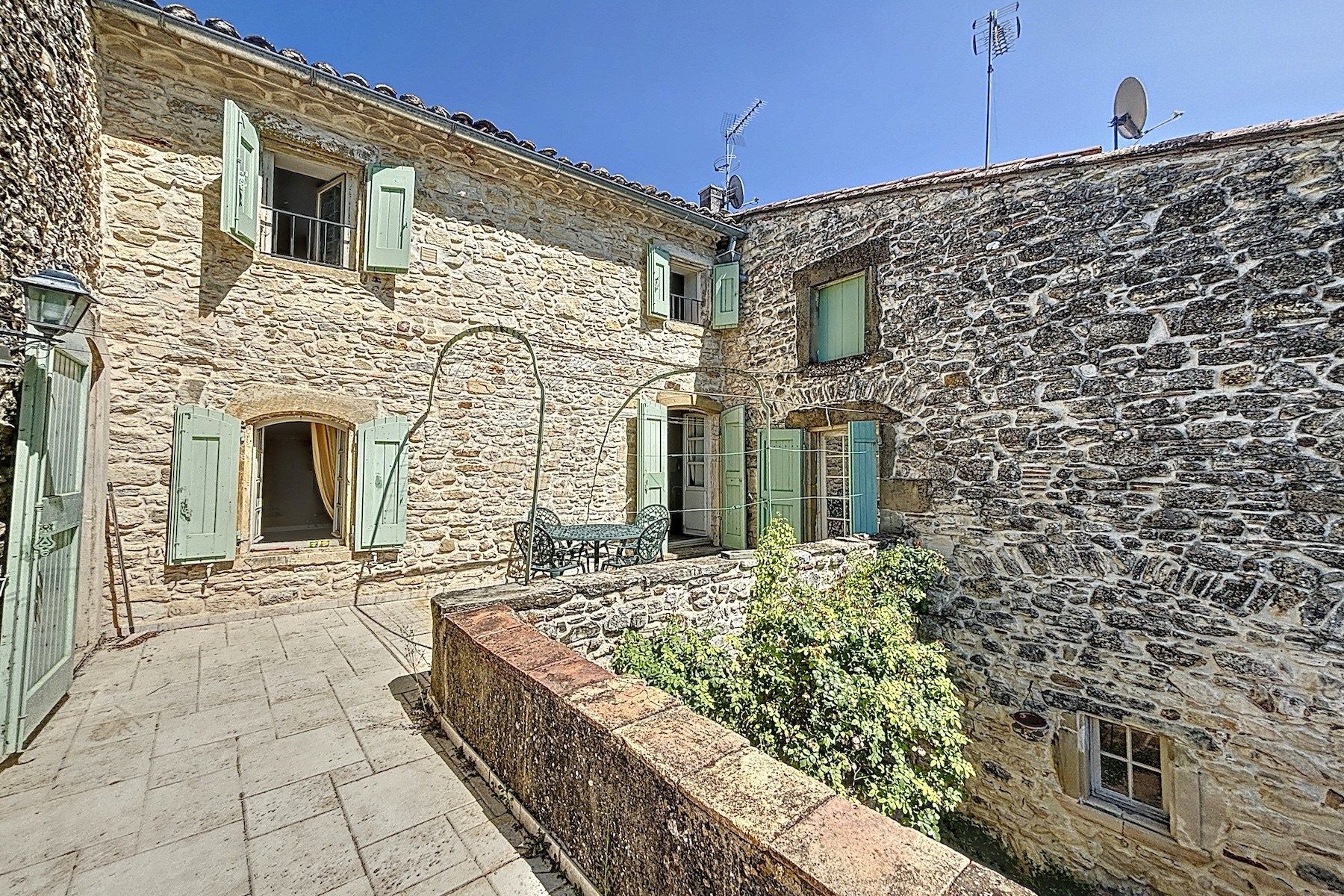 house 8 Rooms for sale on UZES (30700)