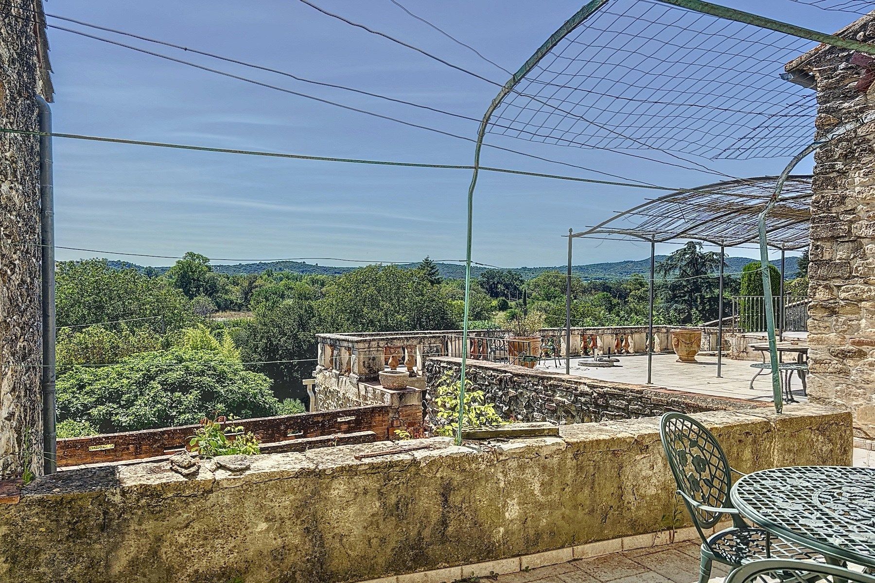 house 8 Rooms for sale on UZES (30700)