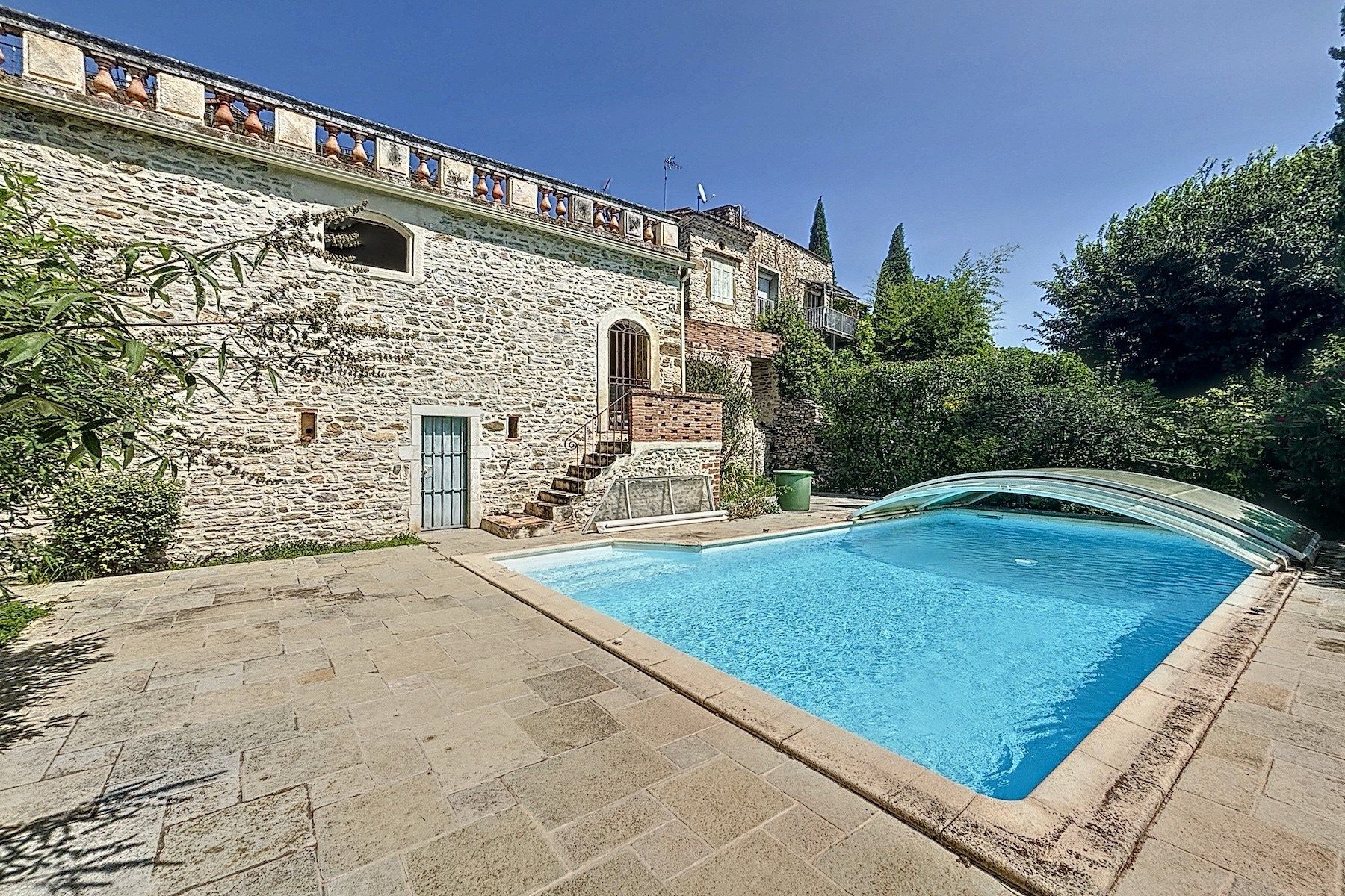 house 8 Rooms for sale on UZES (30700)