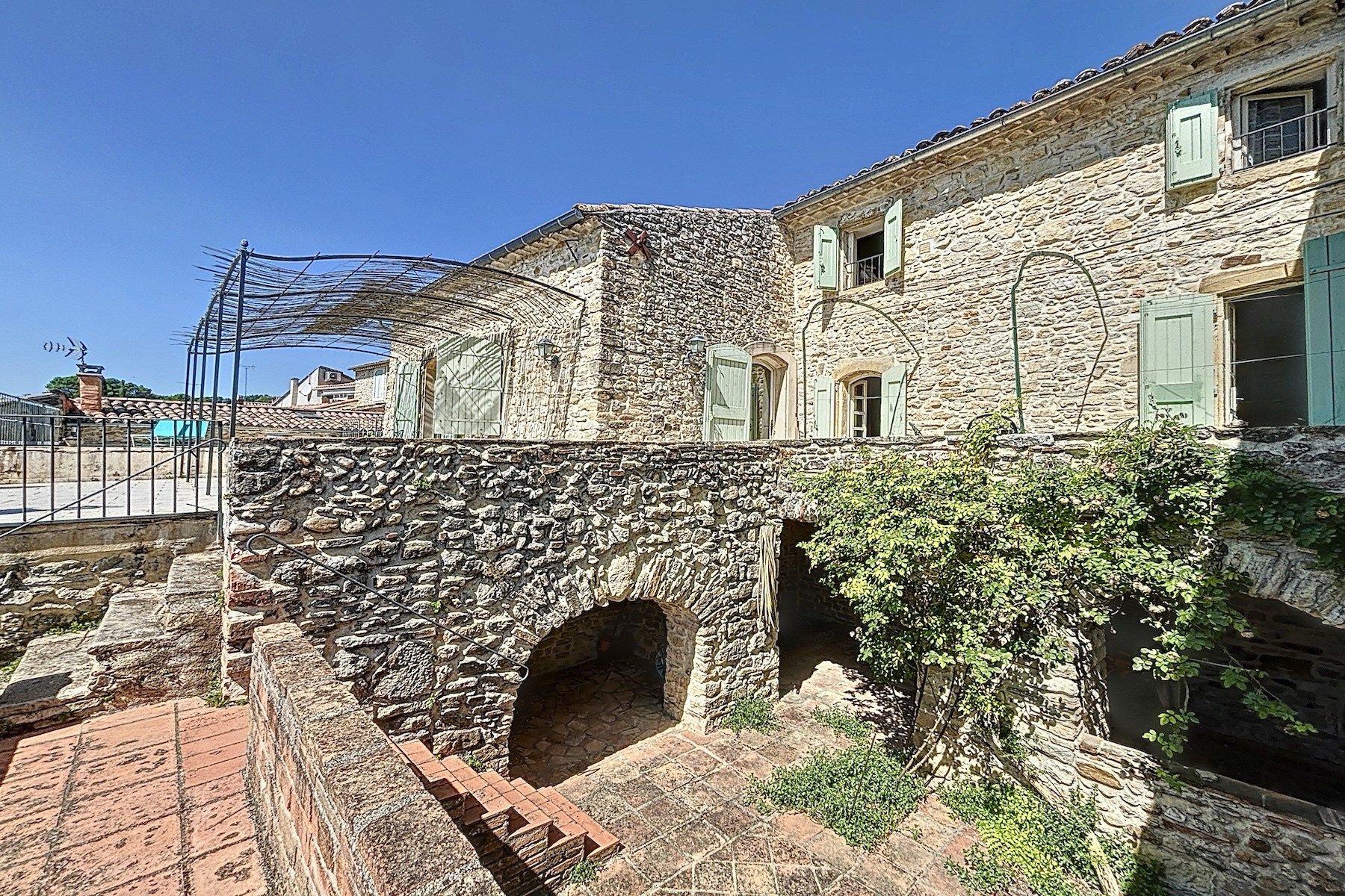 house 8 Rooms for sale on UZES (30700)