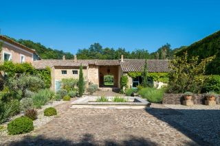 propriété 20 Pièces en vente sur UZES (30700)