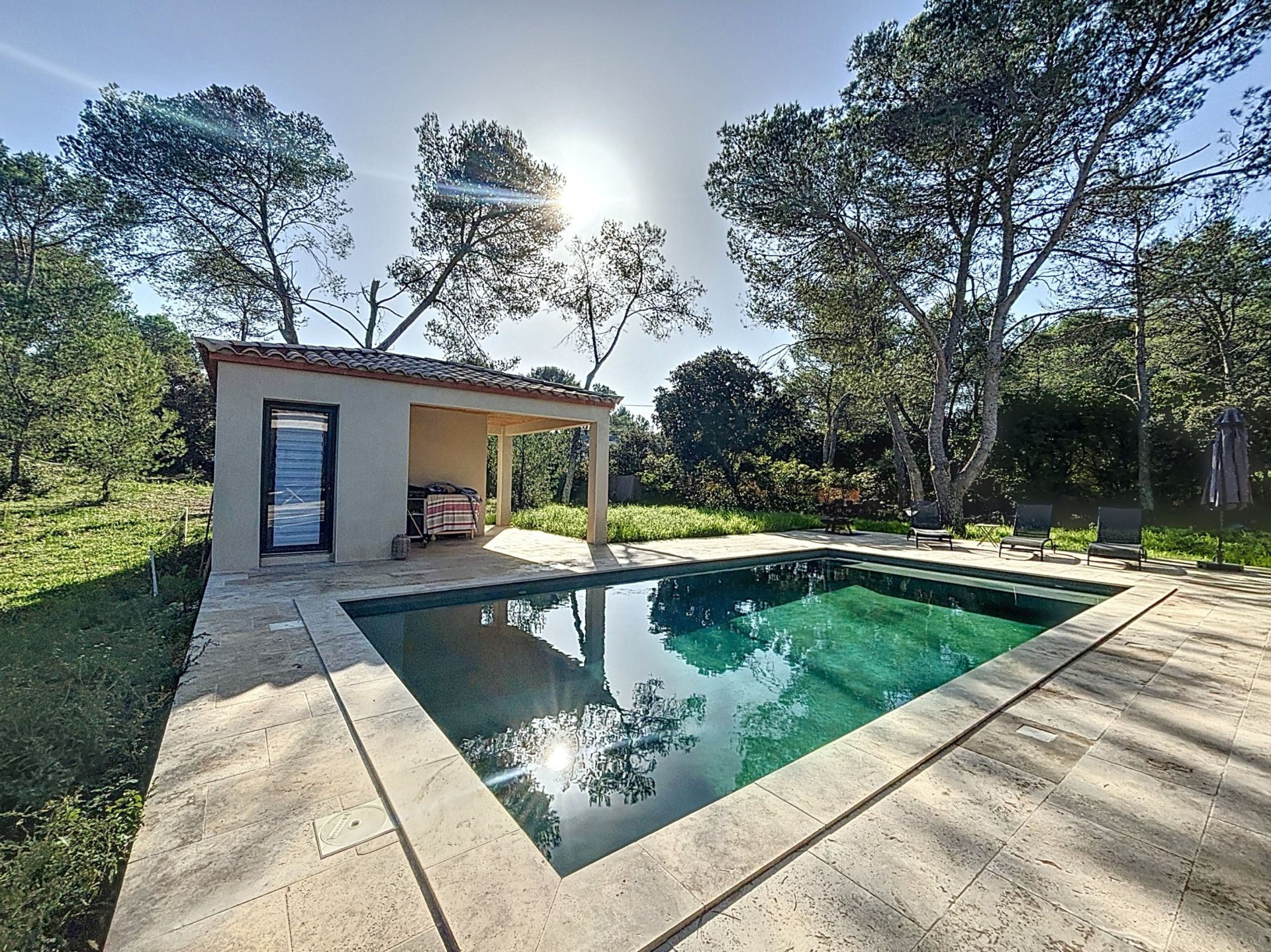 house 6 Rooms for sale on NIMES (30900)