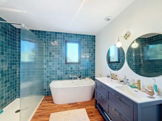 house 6 Rooms for sale on NIMES (30900)