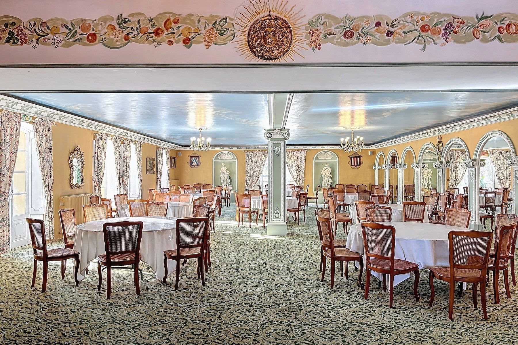 castle 20 Rooms for sale on FORCALQUIER (04300)