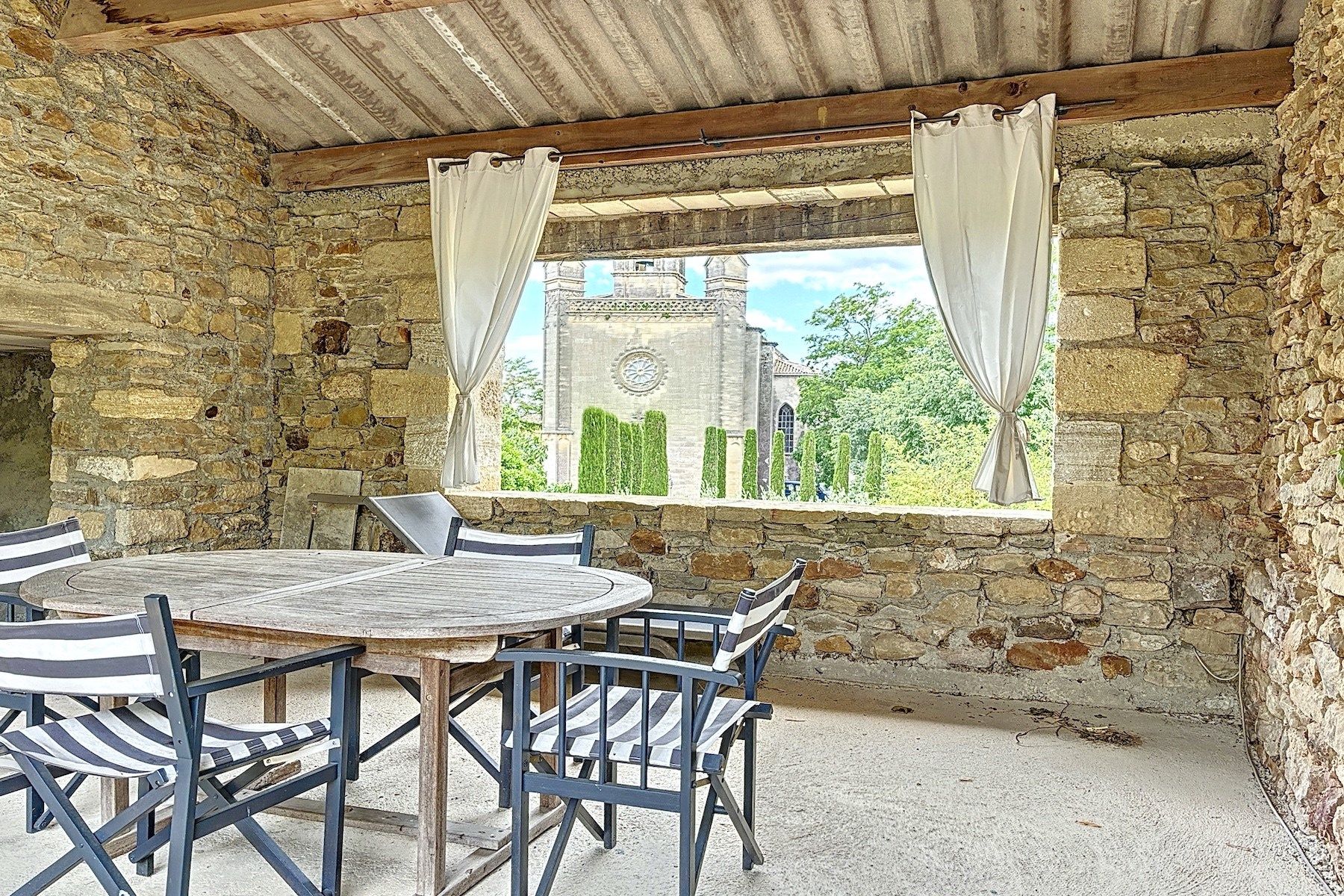 mas 10 Rooms for sale on UZES (30700)