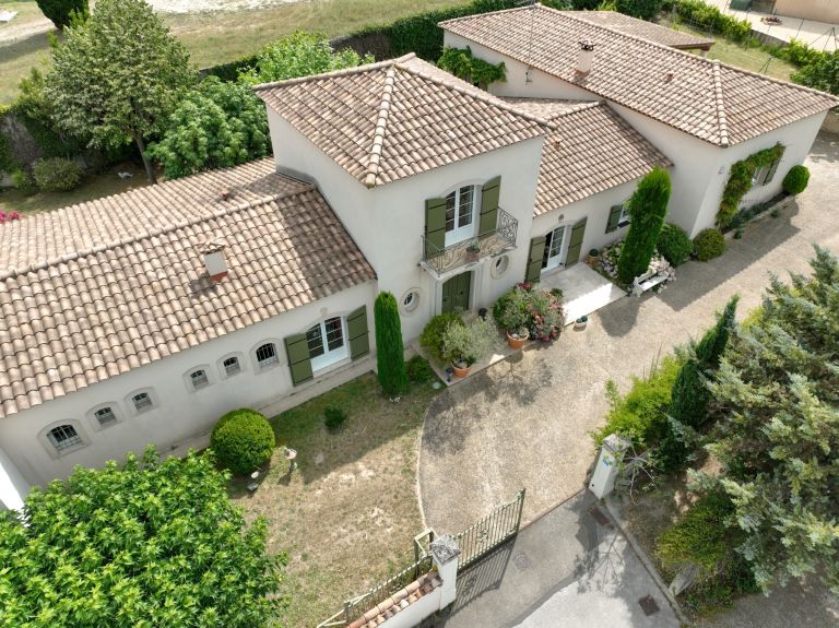 maison traditionnelle 7 Pièces en vente sur UZES (30700)