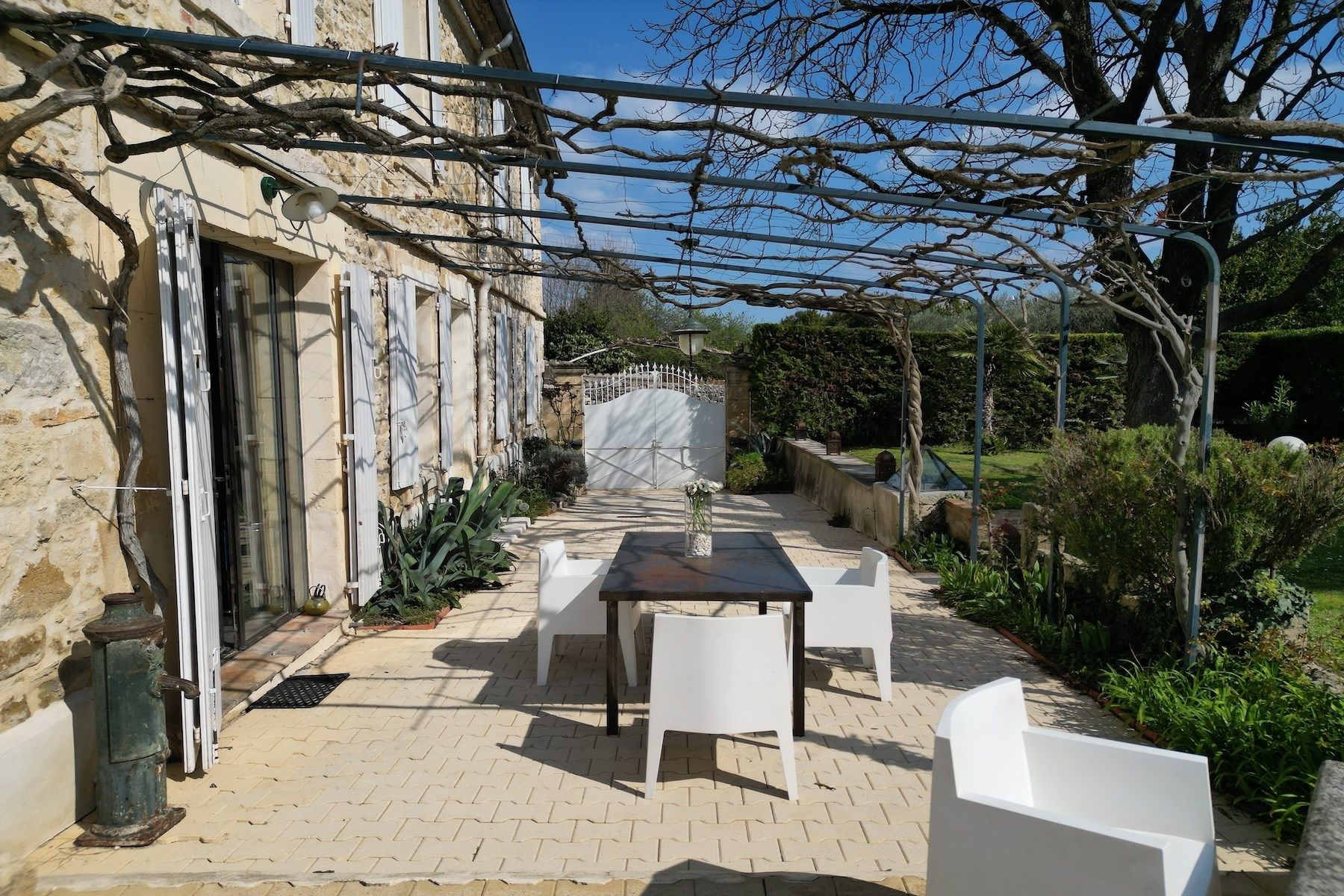 mansion 8 Rooms for sale on UZES (30700)