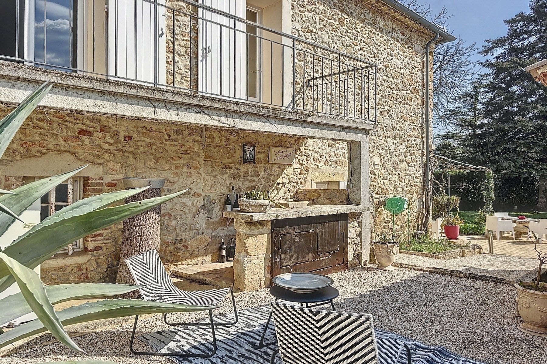 mansion 8 Rooms for sale on UZES (30700)