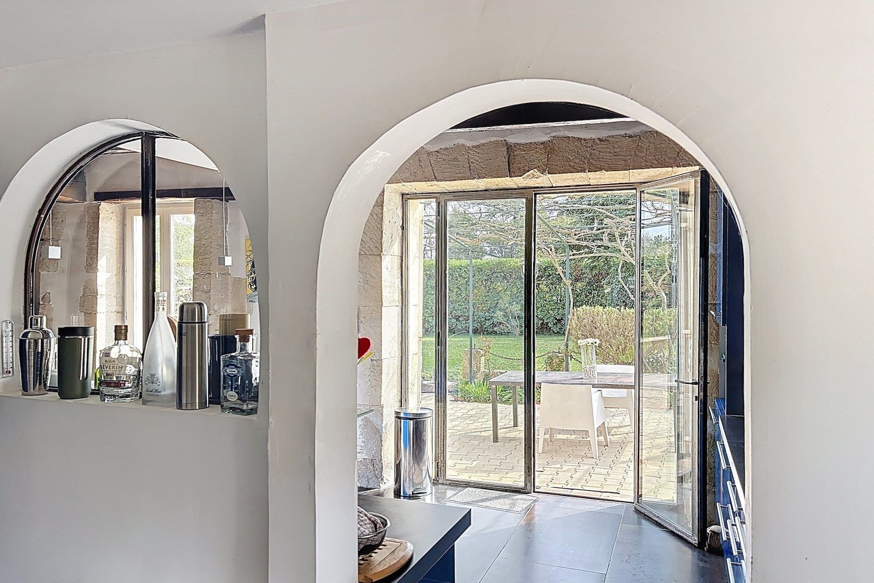 mansion 8 Rooms for sale on UZES (30700)