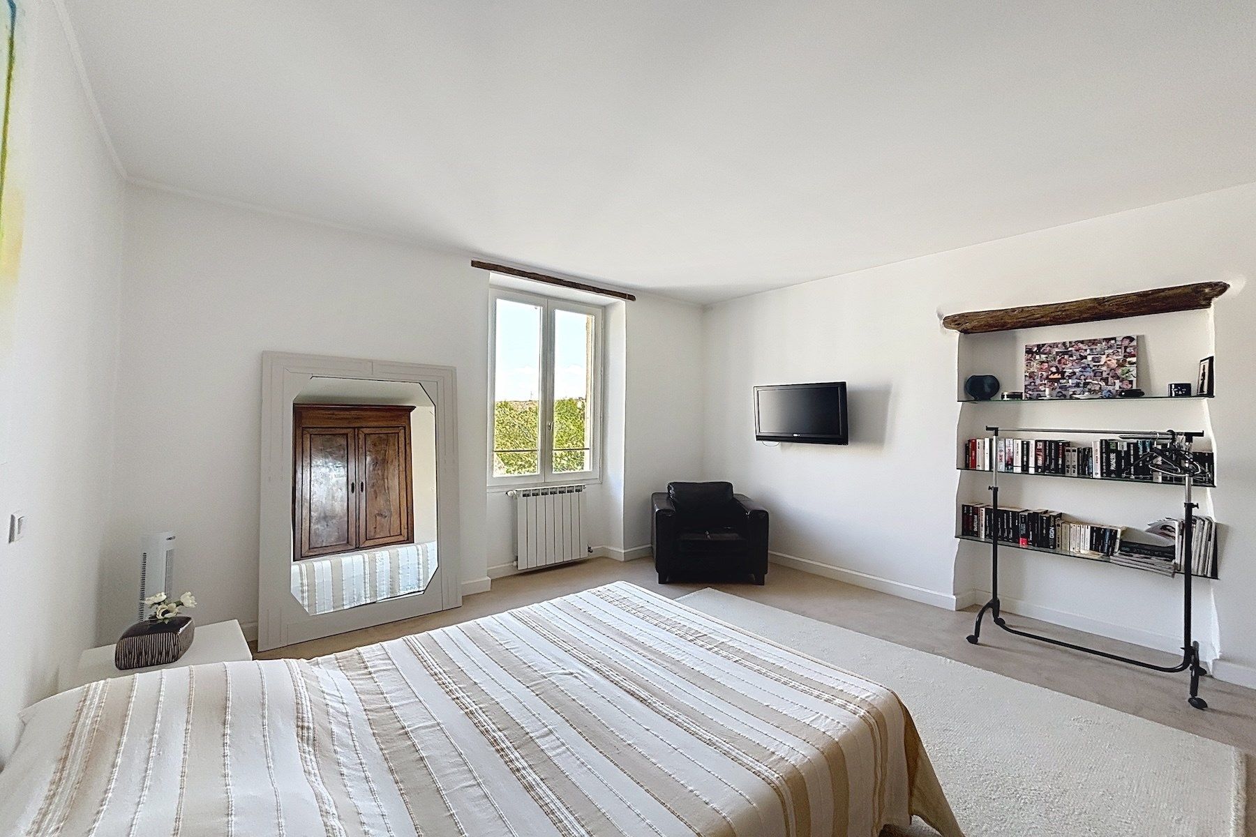 mansion 8 Rooms for sale on UZES (30700)