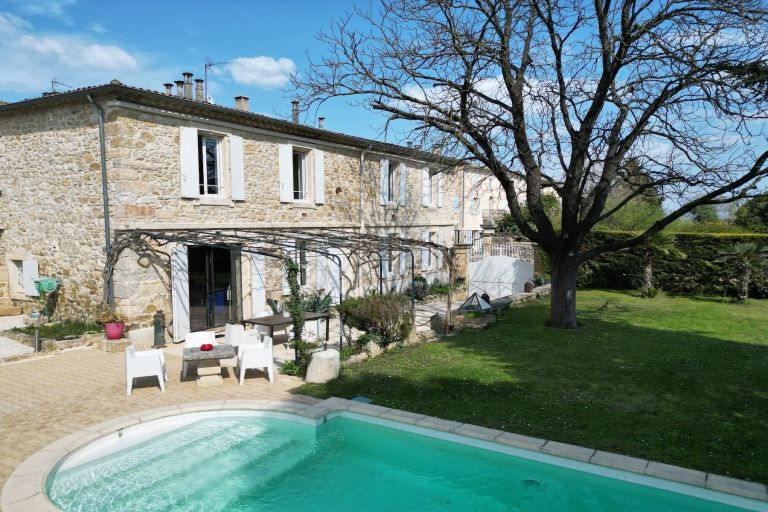 mansion 8 Rooms for sale on UZES (30700)