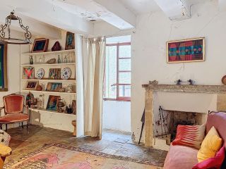 construction to be renovated 10 Rooms for sale on UZES (30700)