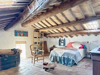 construction to be renovated 10 Rooms for sale on UZES (30700)