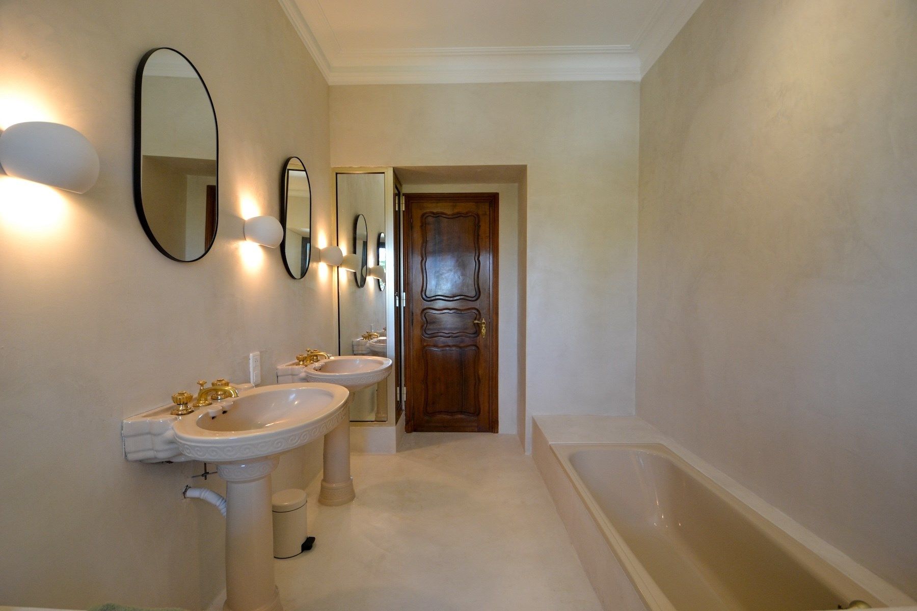 house 9 Rooms for sale on BEAUCAIRE (30300)