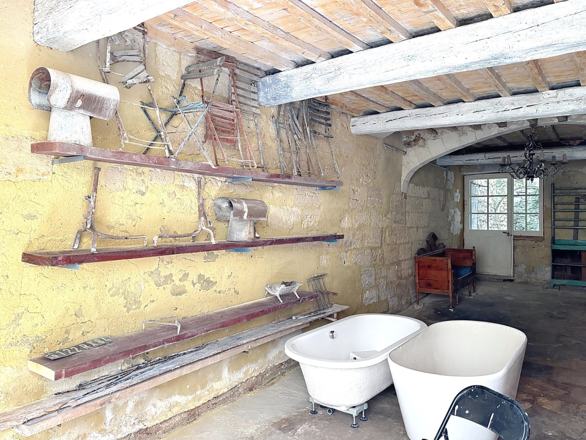 building for sale on UZES (30700)