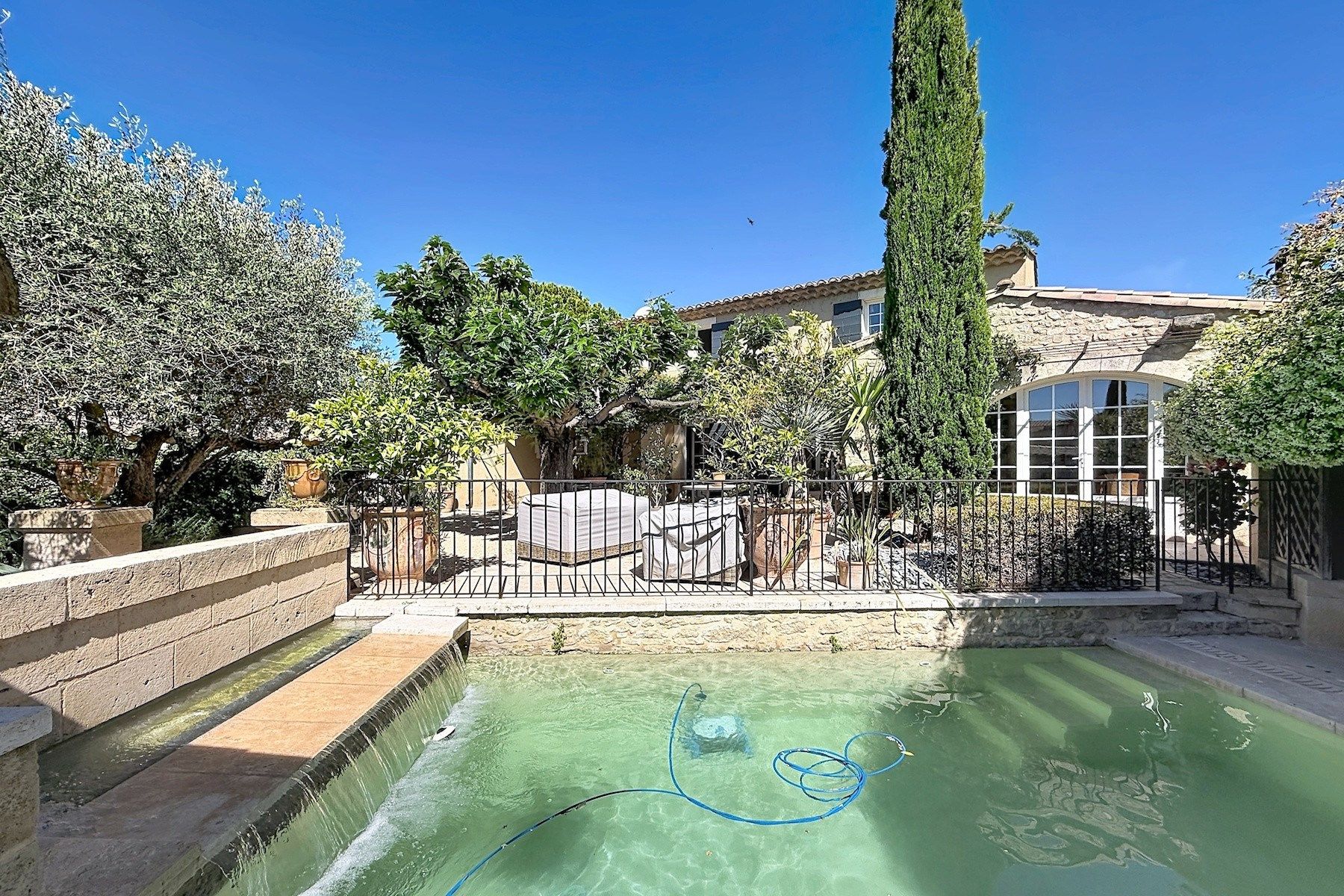 provencal house 5 Rooms for sale on UZES (30700)