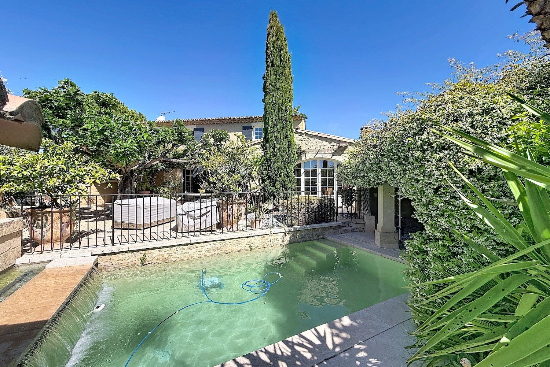 provencal house 5 Rooms for sale on UZES (30700)