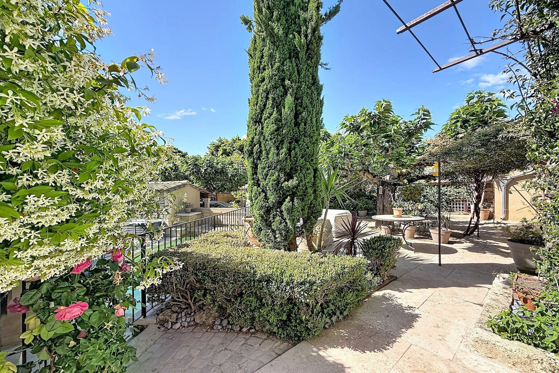 provencal house 5 Rooms for sale on UZES (30700)