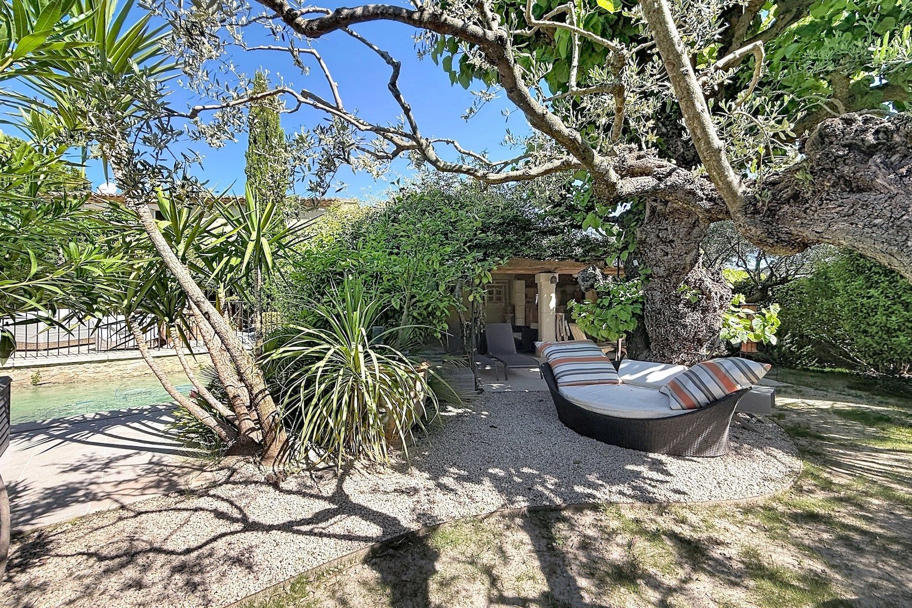 provencal house 5 Rooms for sale on UZES (30700)
