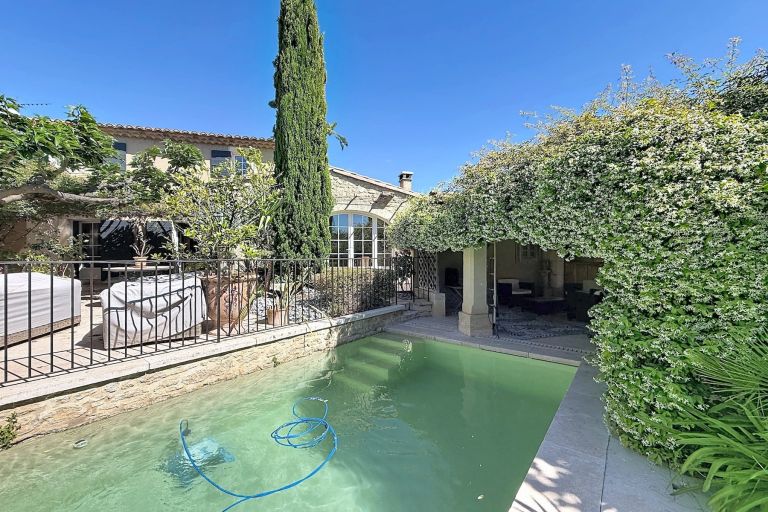 provencal house 5 Rooms for sale on UZES (30700)