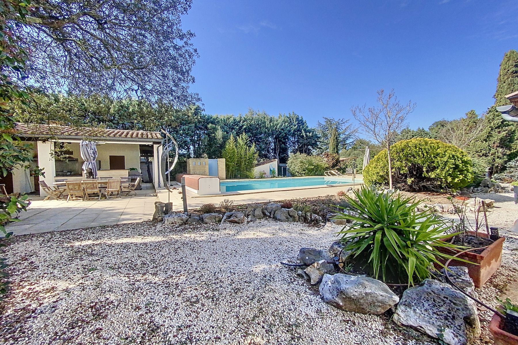 house 6 Rooms for sale on UZES (30700)