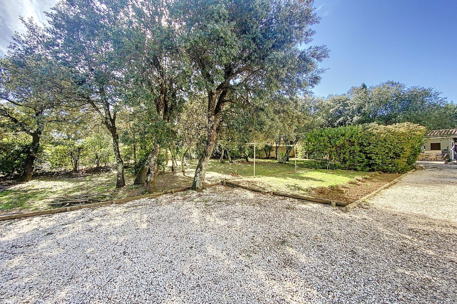 house 6 Rooms for sale on UZES (30700)