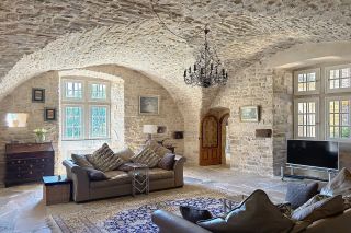castle 10 Rooms for sale on UZES (30700)