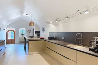 castle 10 Rooms for sale on UZES (30700)