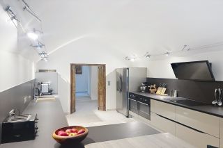 castle 10 Rooms for sale on UZES (30700)