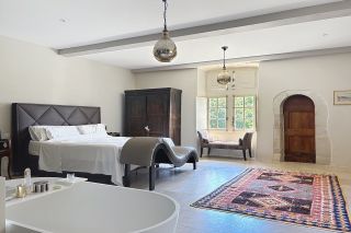 castle 10 Rooms for sale on UZES (30700)