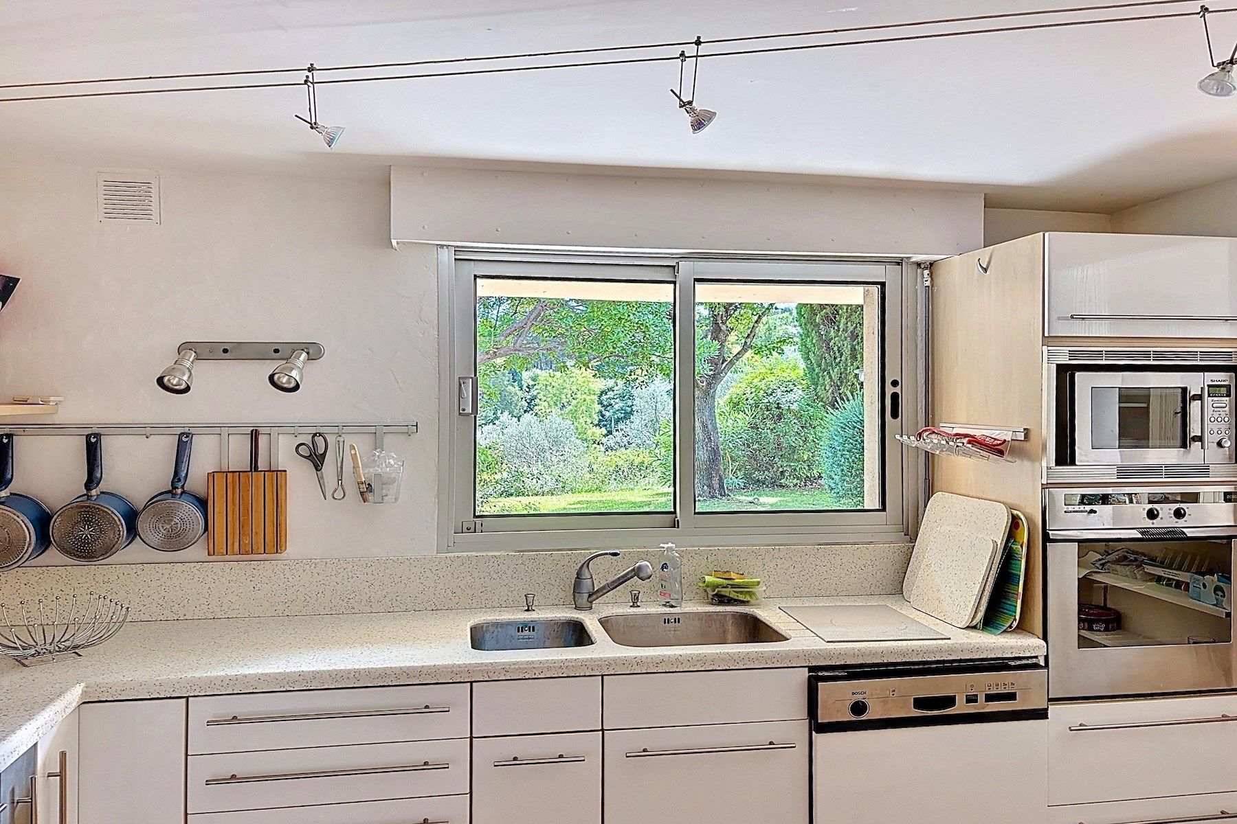 house 8 Rooms for sale on UZES (30700)