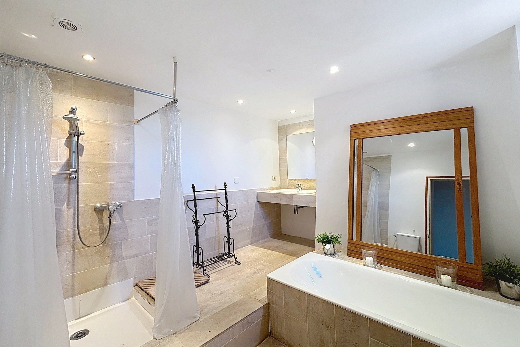 house 12 Rooms for sale on UZES (30700)