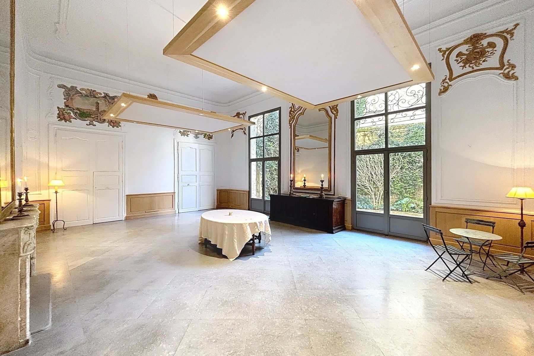 mansion (hôtel particulier) 5 Rooms for sale on UZES (30700)